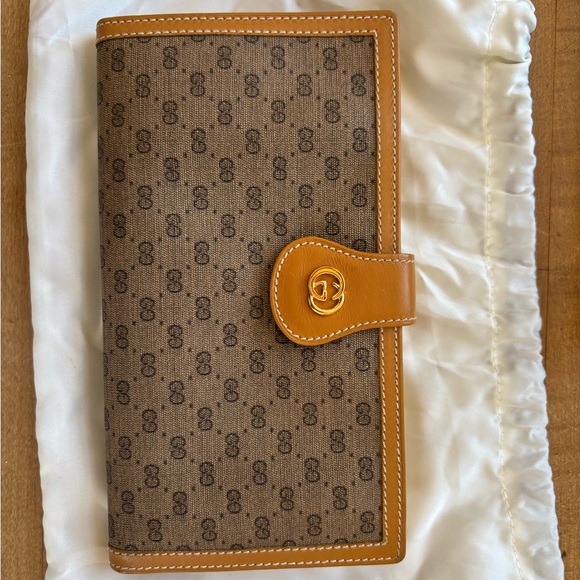 Gucci Tan and Brown Monogram Wallet - Picture 4 of 13